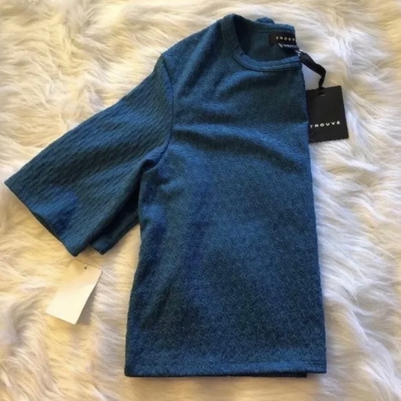 Trouve Tops - SOLD‼️Trouve Textured Knit Crop Top